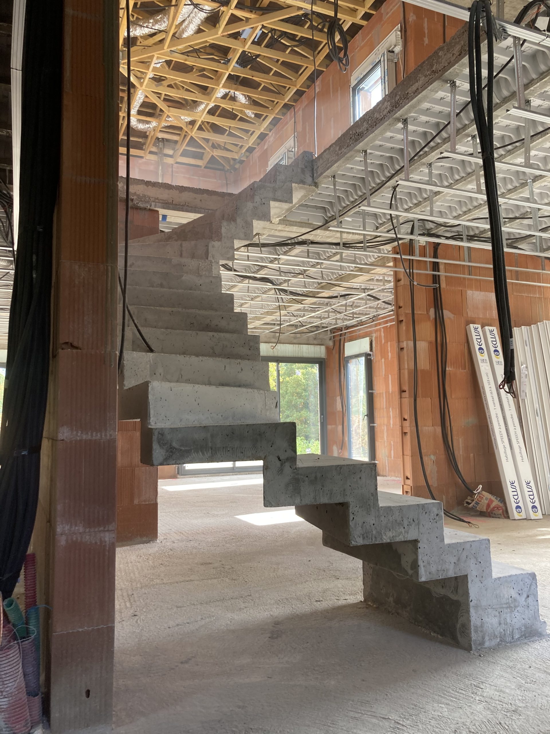 Crémaillère de caractère en béton Scal'in dans une maison près de Bordeaux. L'escalier en béton brut est insonorisé, sans entretien, résistant, et simple de mise en œuvre.