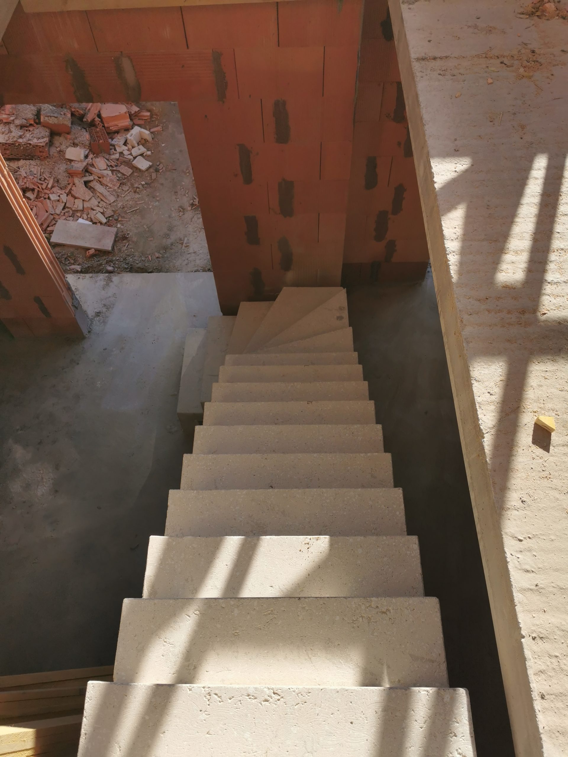 Escalier à crémaillère un quart tournant, fait sur-mesure et sur site, pour un particulier à Lille près de Roubaix.