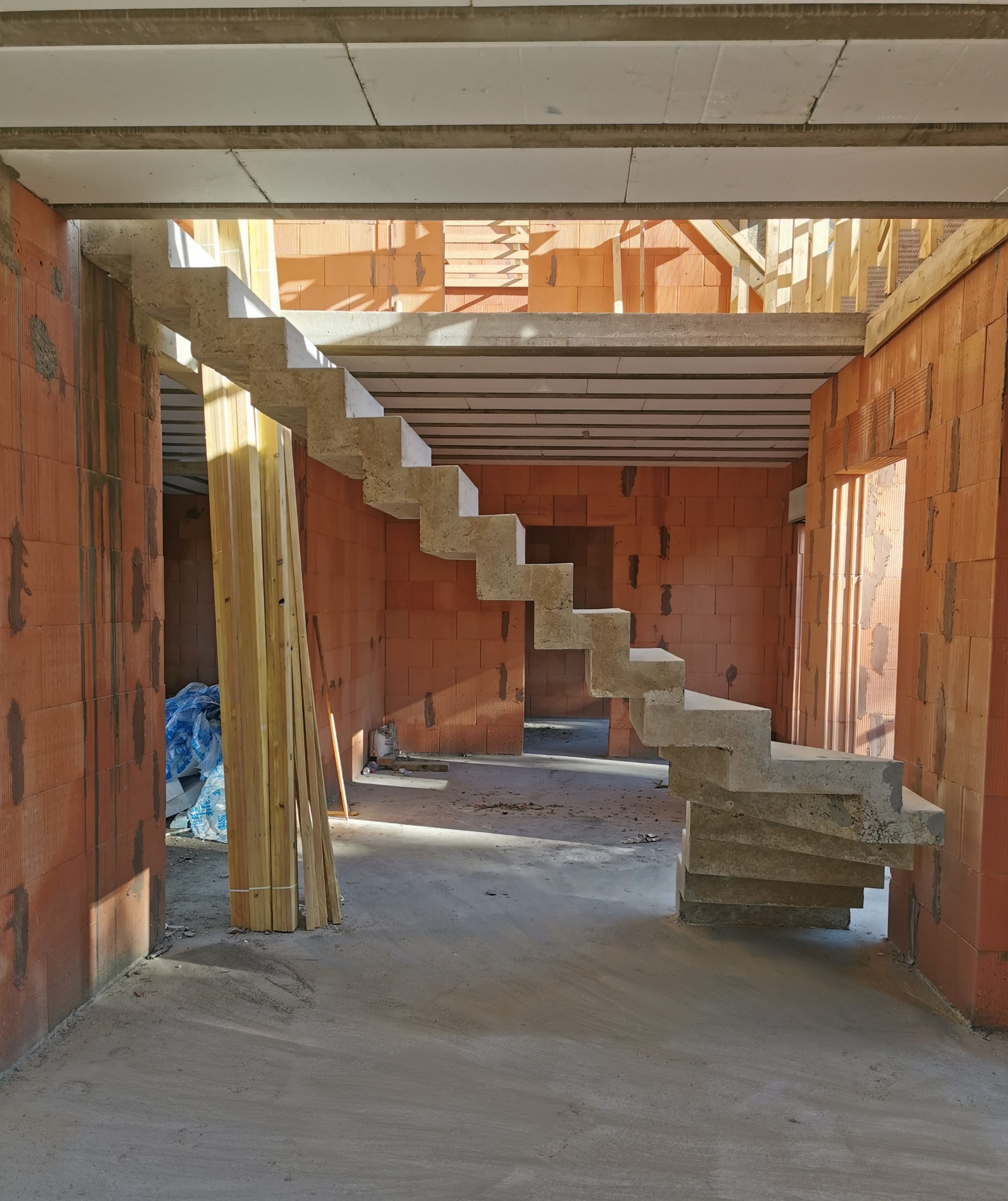 Escalier intérieur avec éclairage, dans une maison en construction à Lille à côté de Roubaix et Tourcoing.