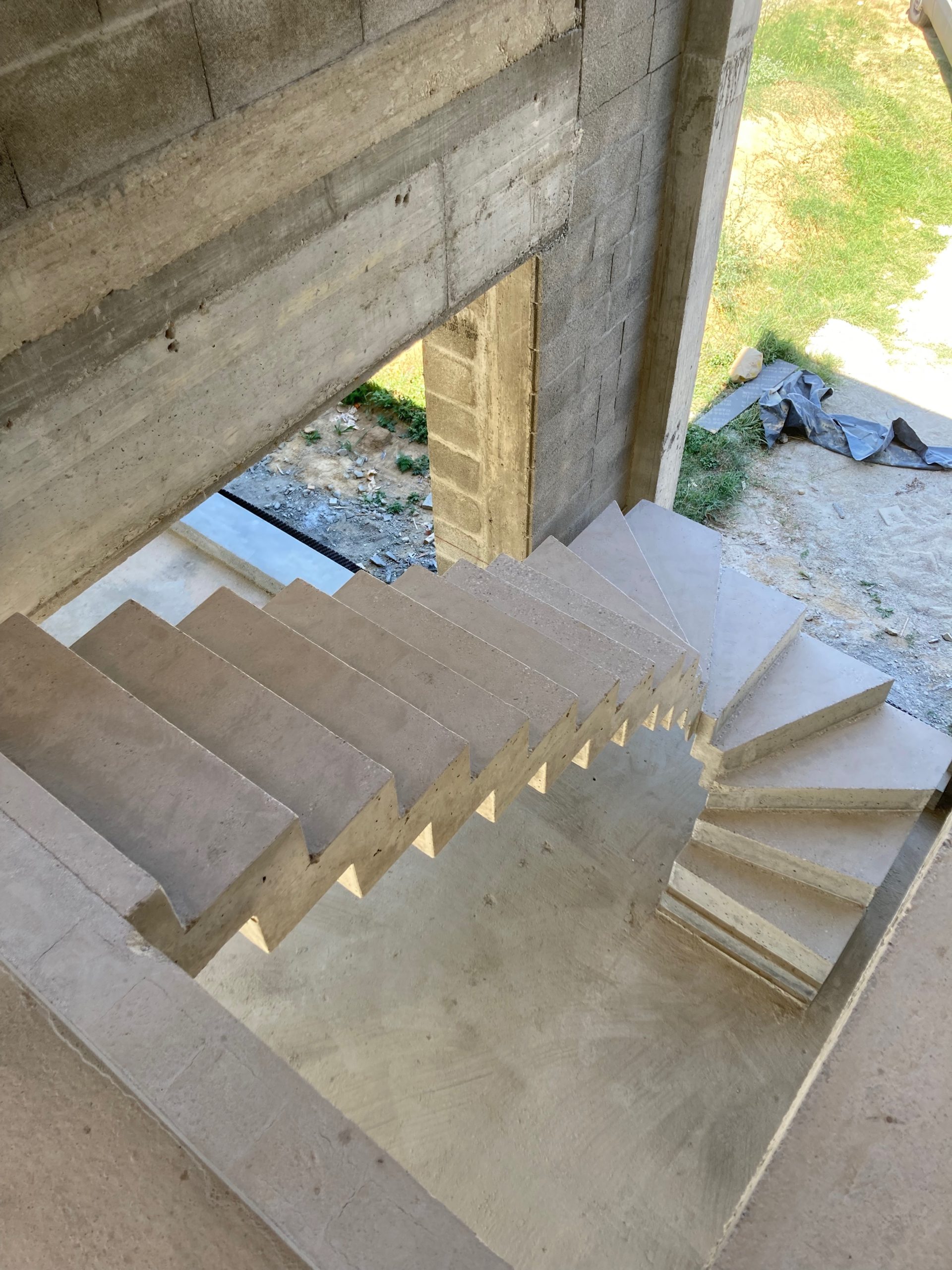 L’escalier béton brut, à crémaillère et à quart tournant, objet de décoration par excellence.