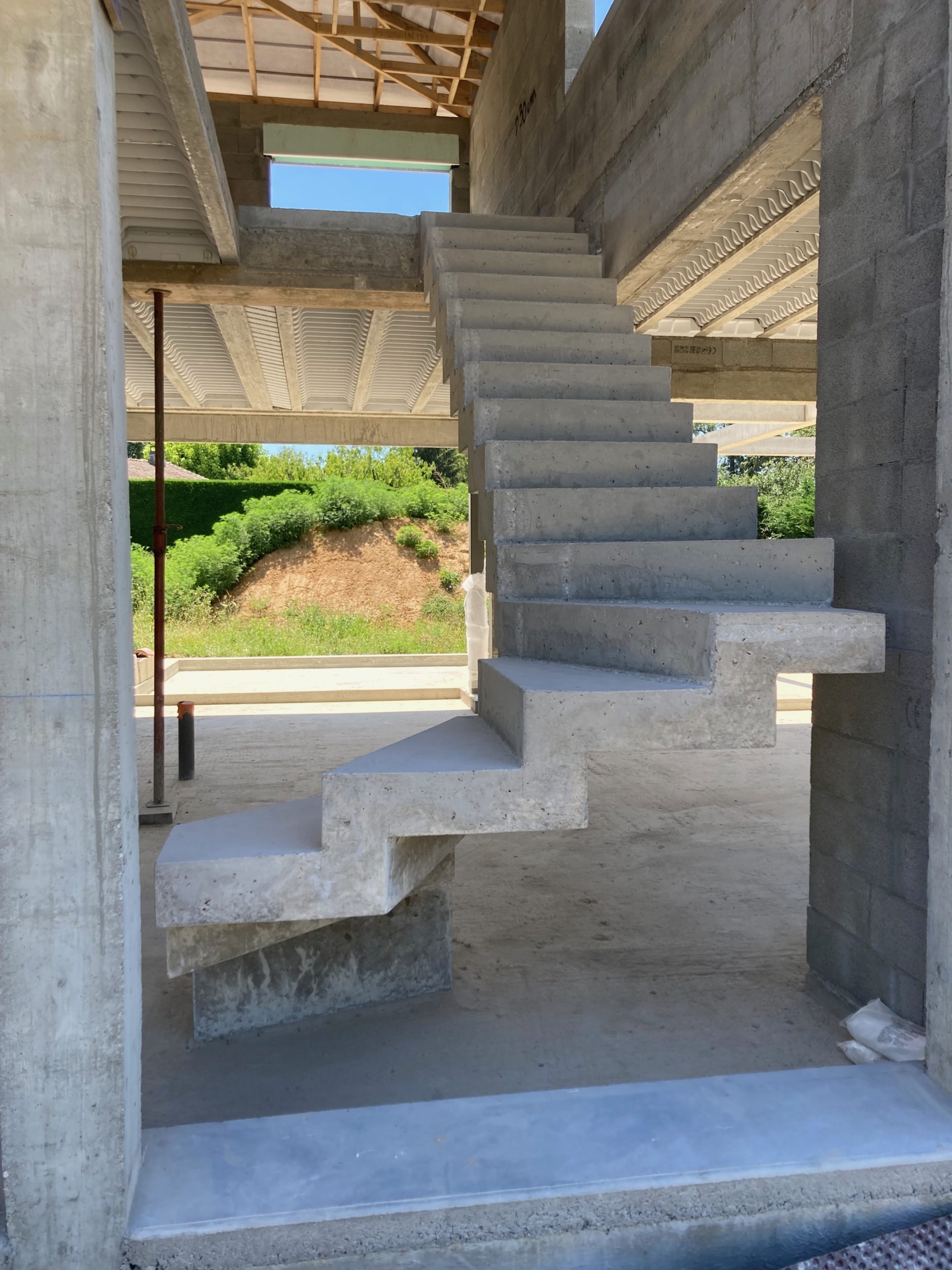 Une crémaillère béton brut et de caractère qui imposera son style dans votre intérieur.