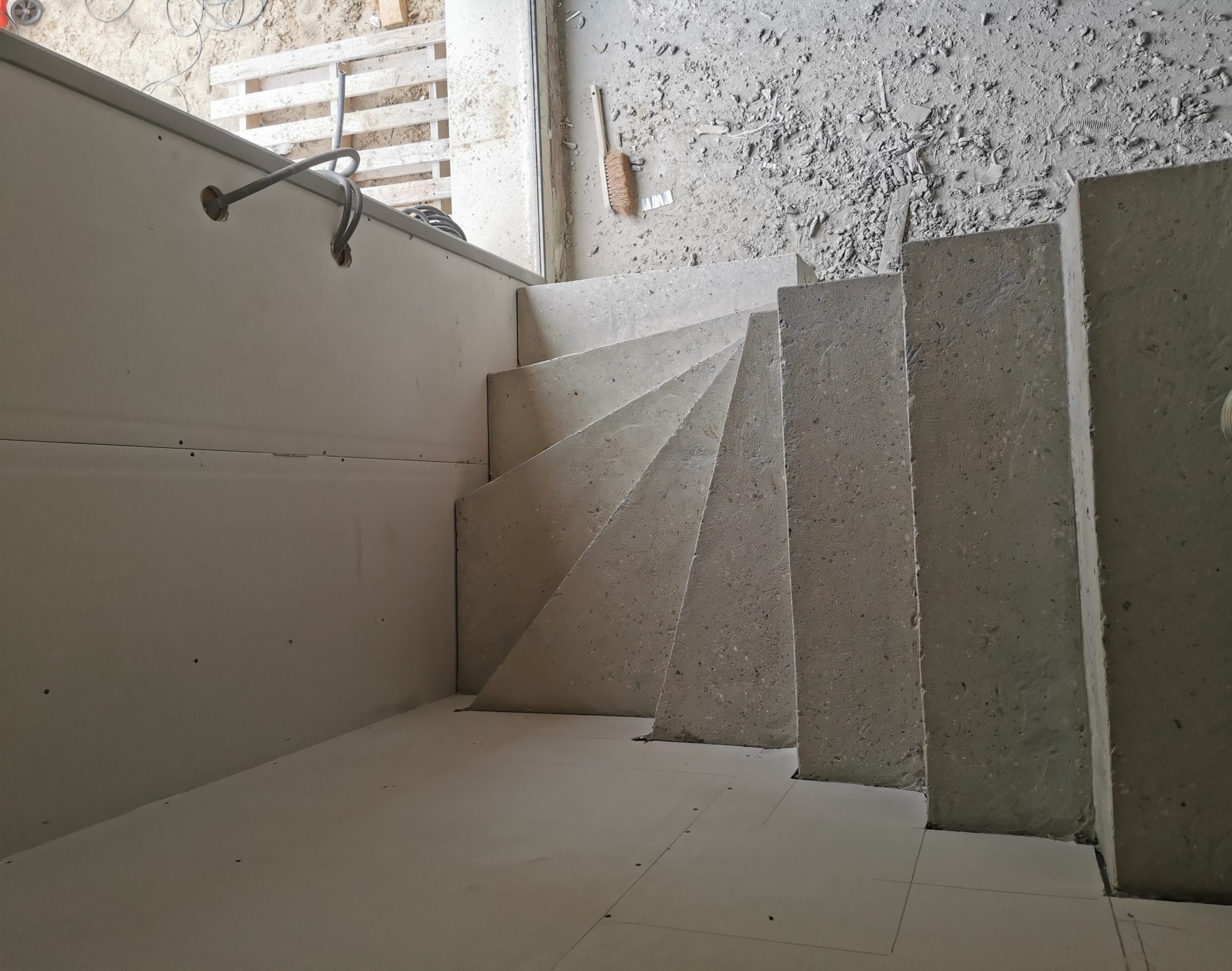 Vue de dessus d'un escalier, venant juste d'être décoffré dans une maison bientôt fini à Lille.