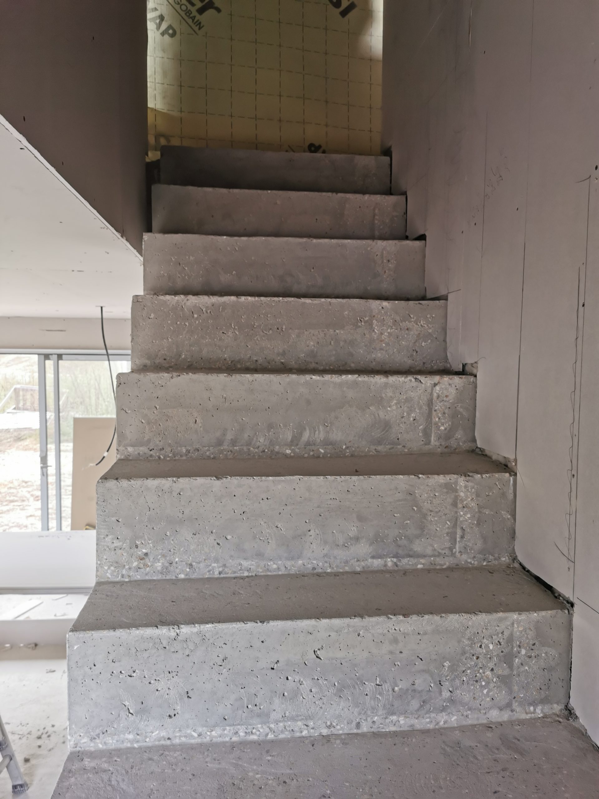 Vue de face d'un escalier à paillasse, pour un particulier, à Lille à côté de Roubaix dans le Nord.