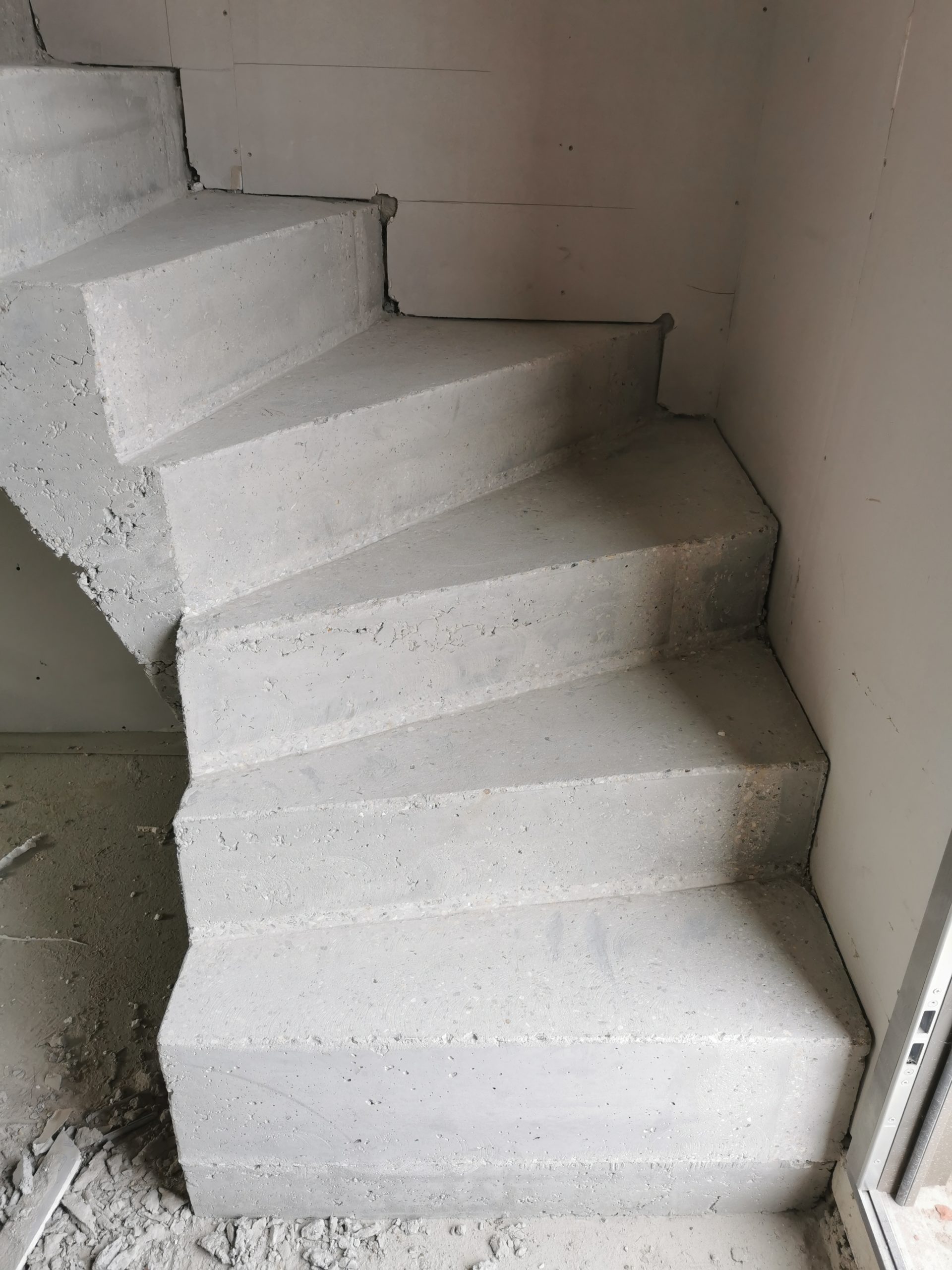 Vue de face d'un escalier décoffré, avec lumière centrale, à Lille dans le département du Nord.