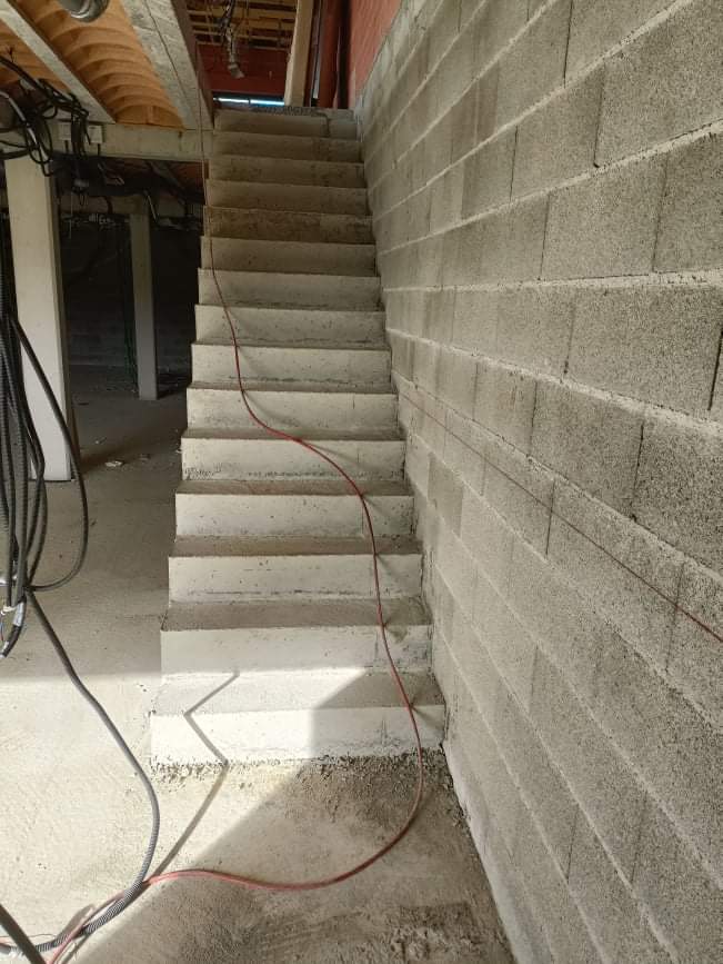 Belle volée droite d'un escalier à paillasse en béton brut, venant d'être décoffré à Aussonne, entre Toulouse et Montauban.