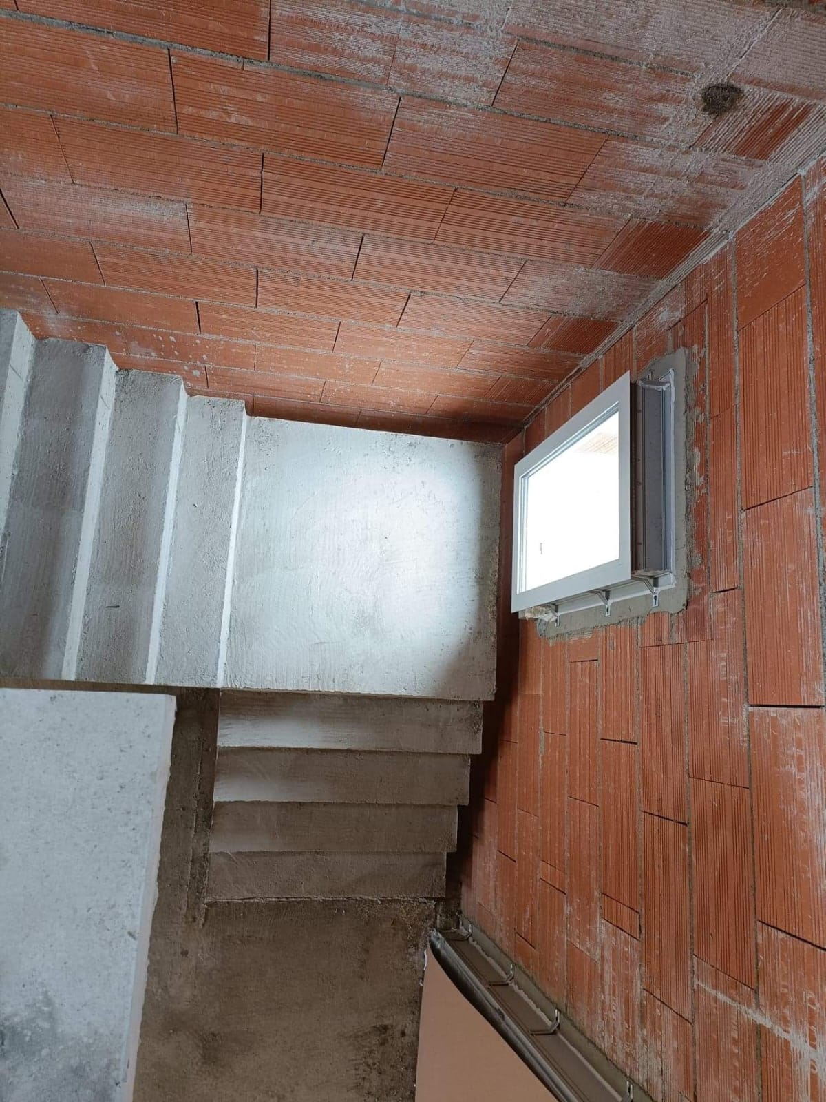 Belle vue sur le palier d'un escalier à paillasse, venant d'être décoffré, près de Carbonne et Saverdun.