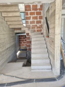 Escalier à crémaillère en béton brut de décoffrage, près de Saint-Guilhem-le-Désert et Sommières. Matériau solide et très résistant à l'usure.