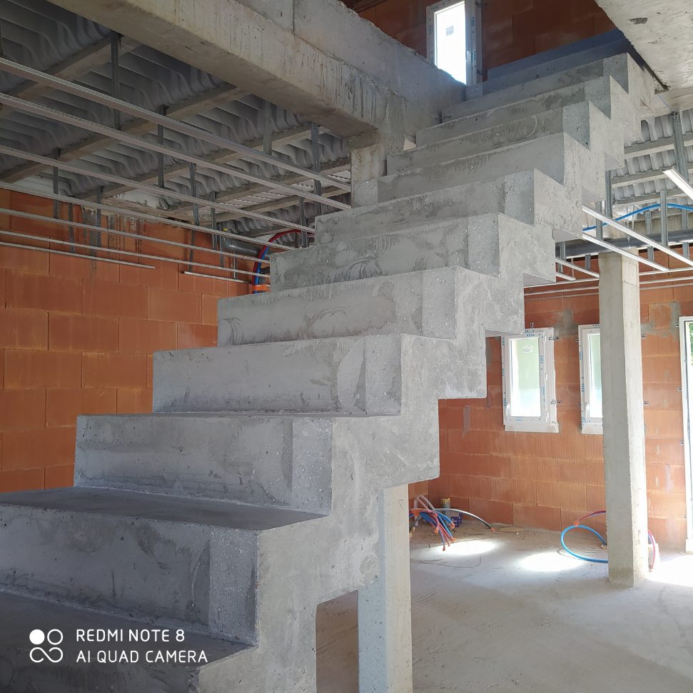 Escalier à crémaillère et à quart tournant béton massive. Modèle indispensable dans votre intérieur à Andernos-les-bains, Escalier situé entre Lège-Cap-Ferret et Biganos.
