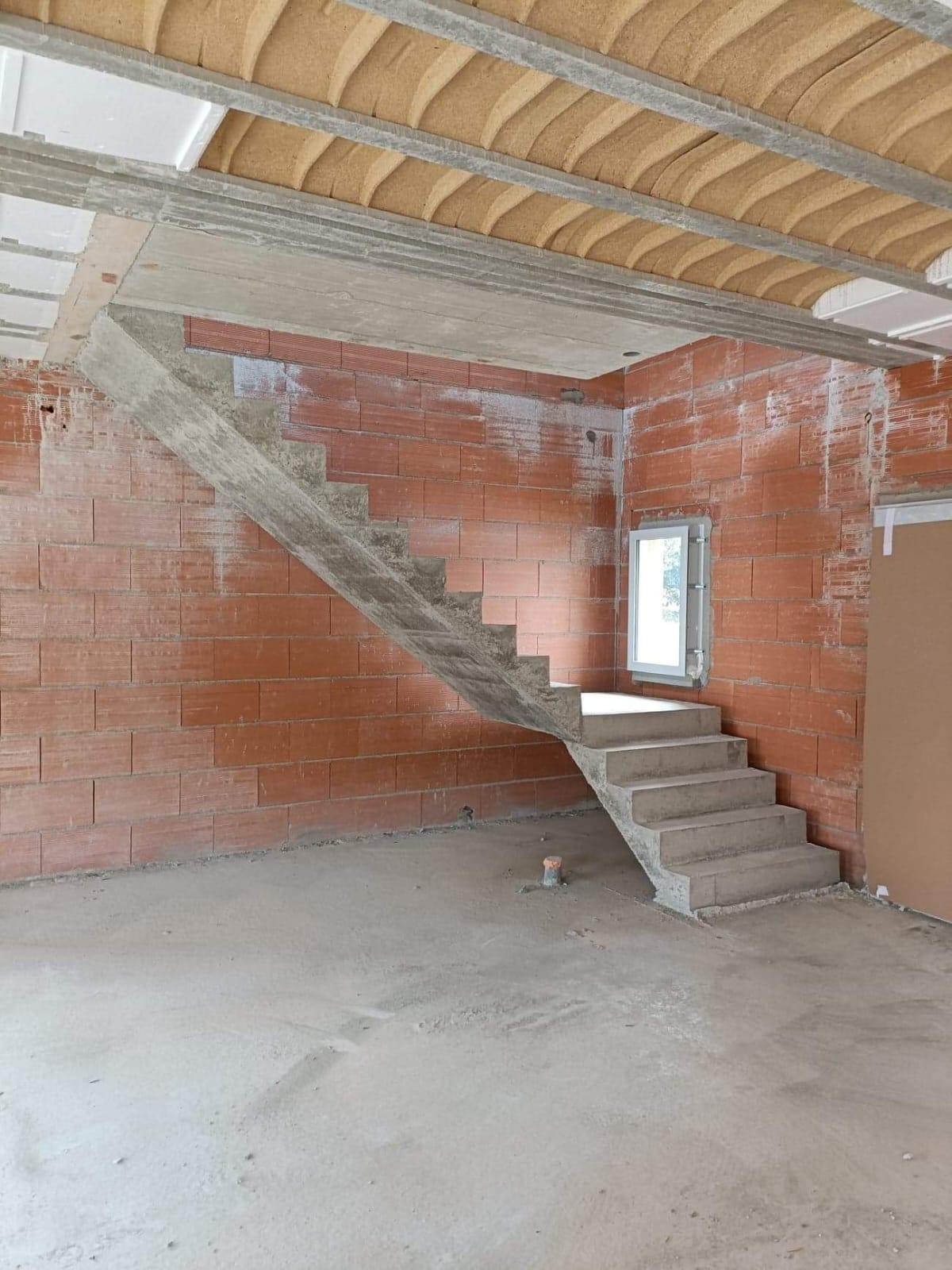 Escalier à paillasse situé dans le nord du département de la Haute-Garonne. L'escalier en béton brut de décoffrage, constitue un excellent choix dans un intérieur urbain.