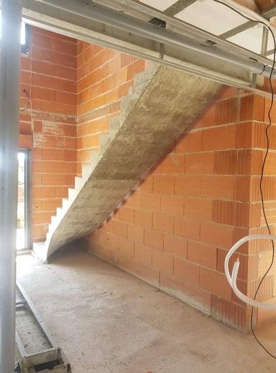 Escalier béton à paillasse avec une lumière centrale près de Salvagnac et Rabastens. Le béton est un matériau plein et n'émet aucune vibration.