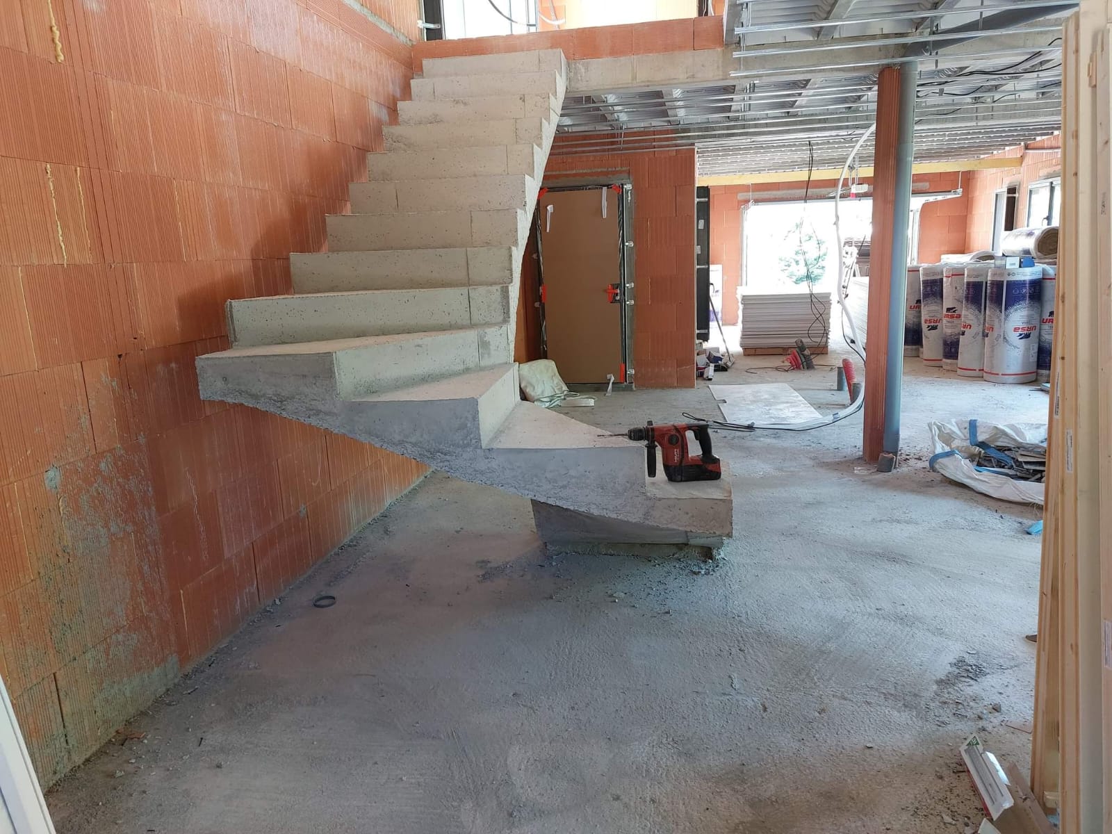 Escalier en béton brut de décoffrage situé entre Labastide-Saint-Pierre et l'Union. Celui-ci constitue un choix infaillible dans un intérieur urbain.
