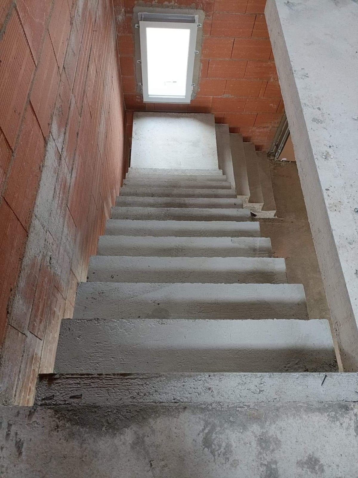 Résolument design et graphique, l'escalier à paillasse en béton brut, est un objet de décoration par excellence.