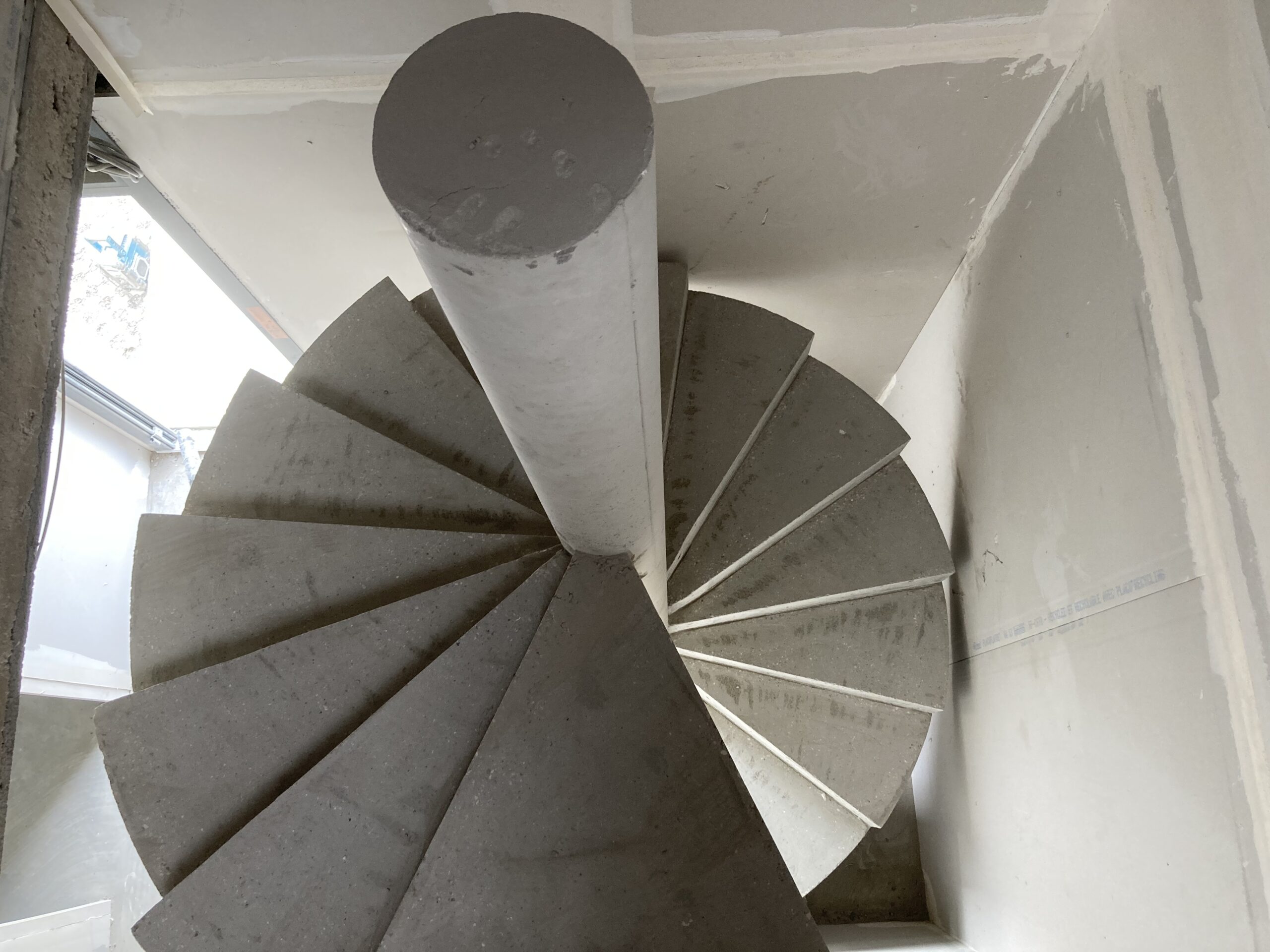 Style architectural à part entière. L'escalier hélicoïdal béton Scal'in est un choix esthétique au design contemporain.