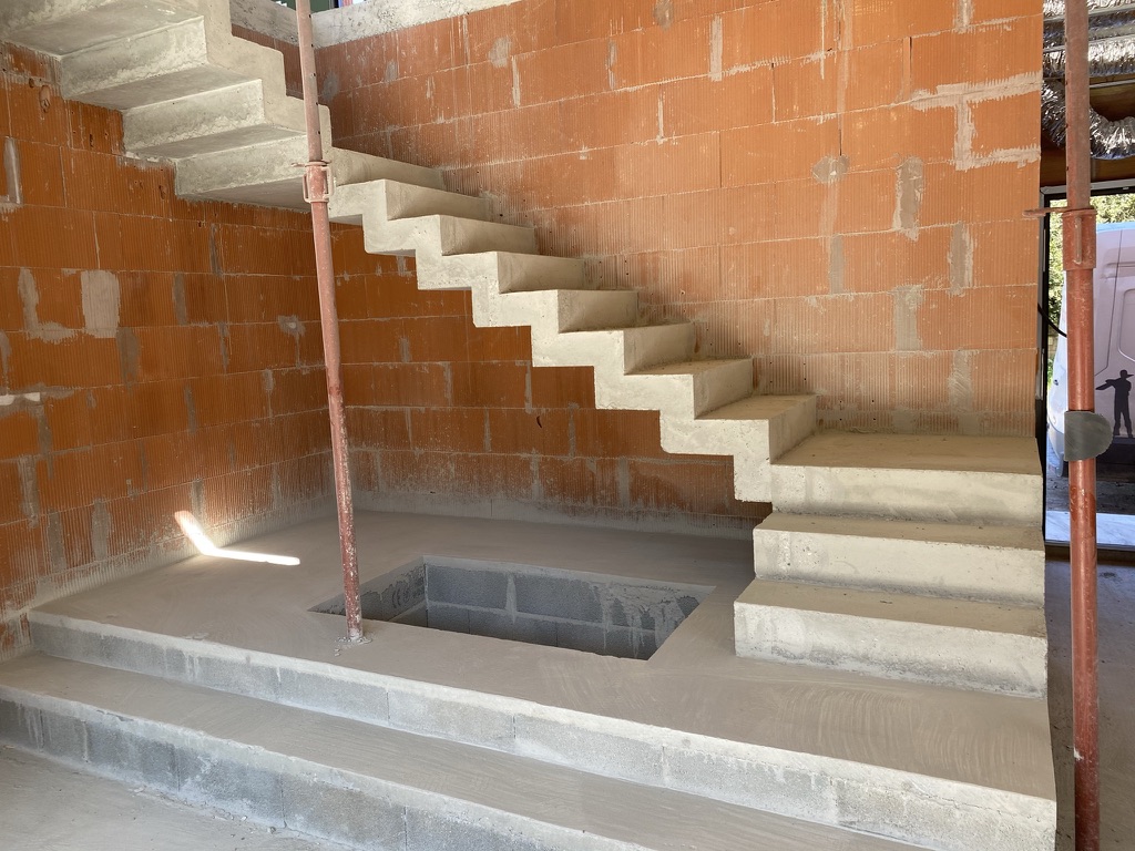 Chantier en cours d'un escalier à crémaillère réalisé sur 1 étage, à Saint-Restitut près de Clansayes dans le département de la Drôme.