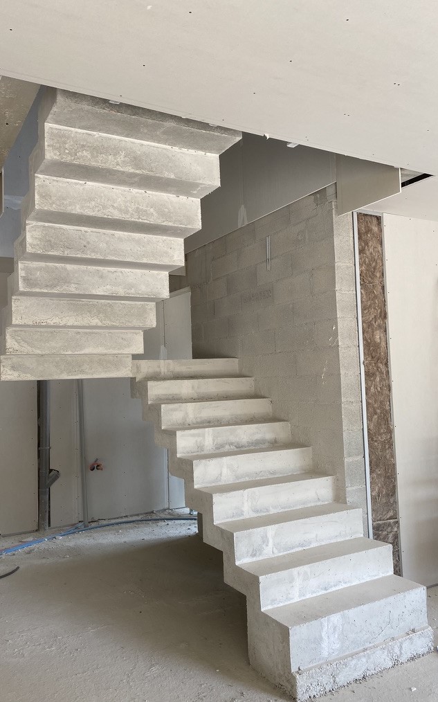 Construction d'une crémaillère en béton brut de décoffrage, dans le département de l'Hérault.