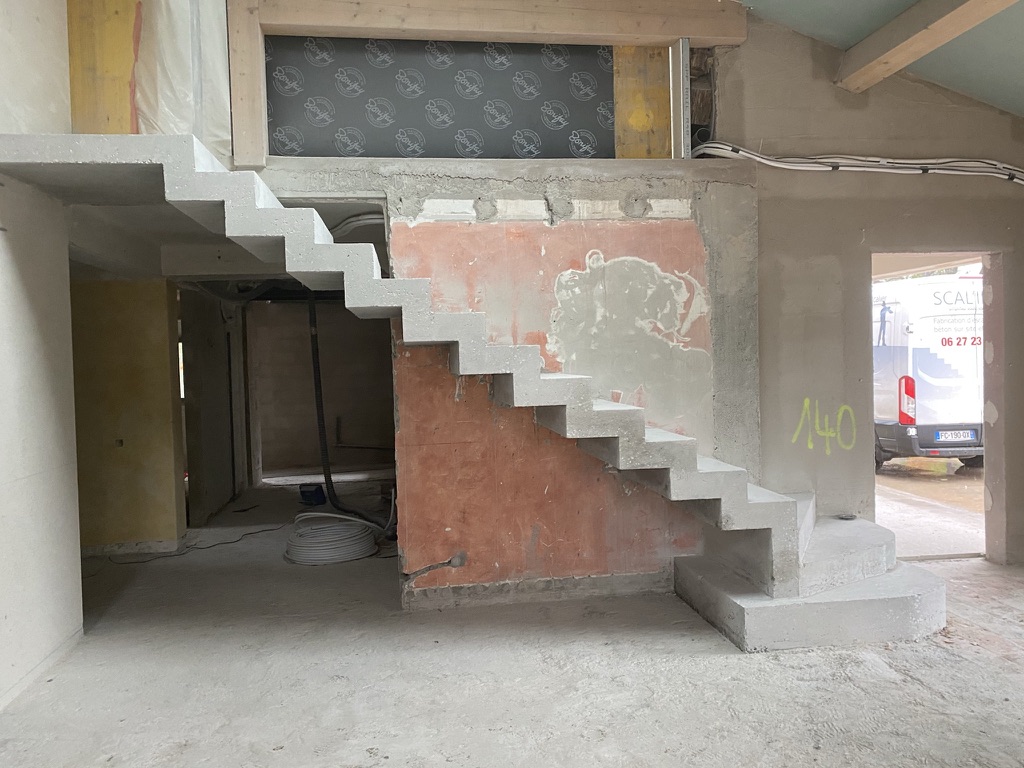 Crémaillère un quart tournant en béton brut, avec palier d'arrivé et coulage de l'escalier à la bétonnière, près d'Ollioules et la Seyne-sur-Mer.