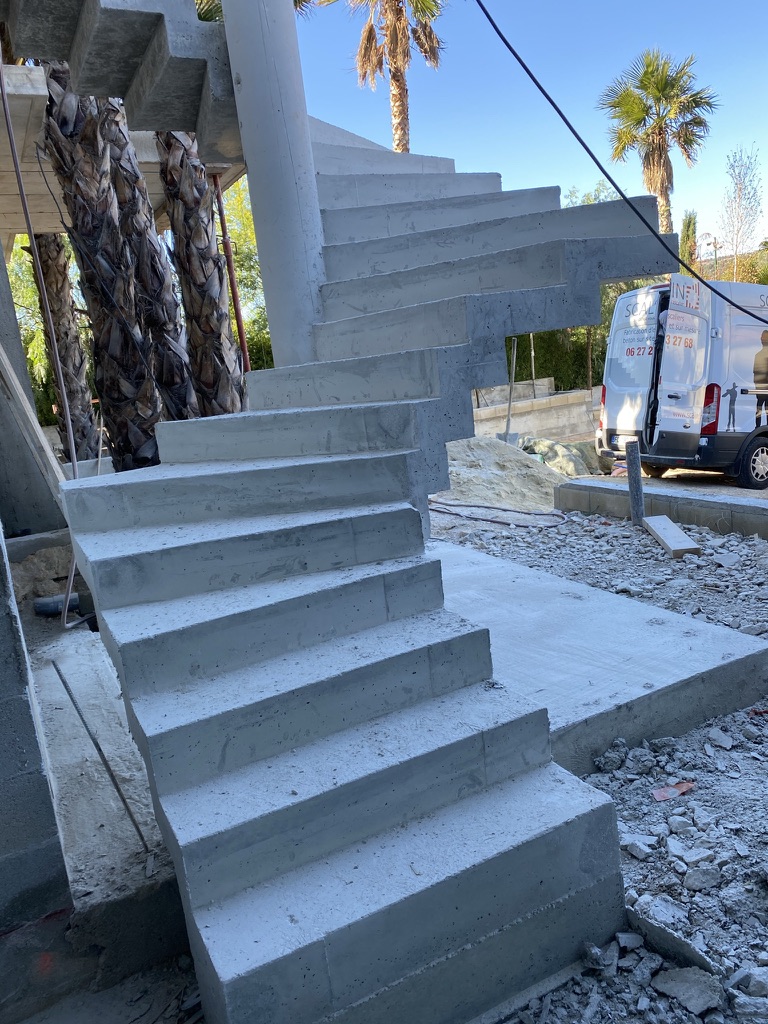 Escalier à crémaillère coulé à la bétonnière en 3 heures, à proximité de Roquefort-la-Bédoule et Ceyreste, dans le département des Bouches-du-Rhône.