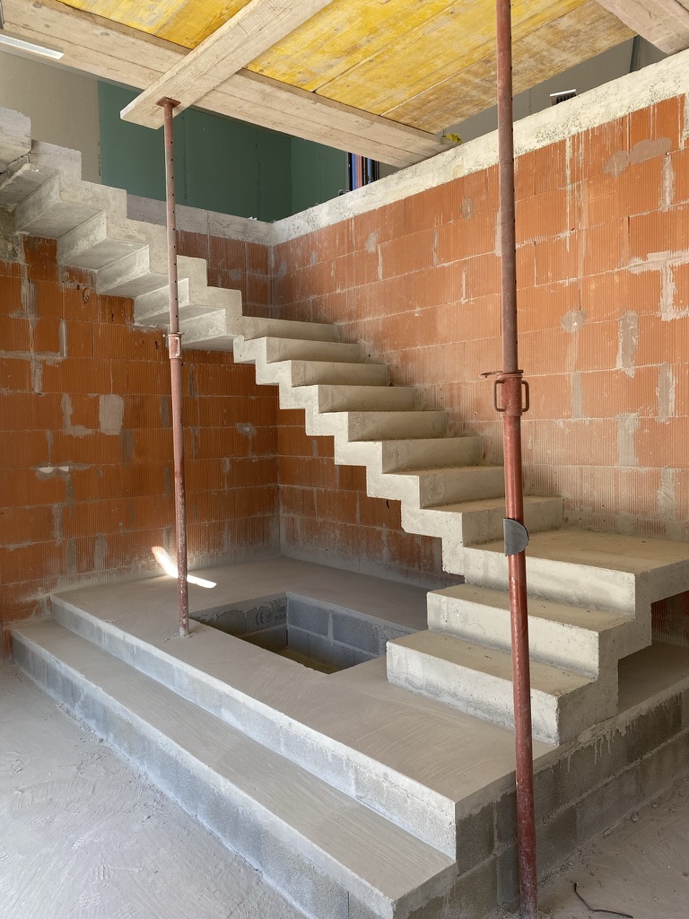 Escalier à crémaillère deux quart tournant en béton brut, dans un chantier près de Montségur-sur-Lauzon et Clansayes.