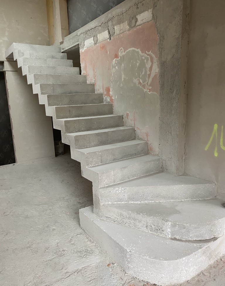 Escalier à crémaillère dont les deux premières marches sont joliment arrondies, à Toulon près de La Garde. et La Valette-du-Var.