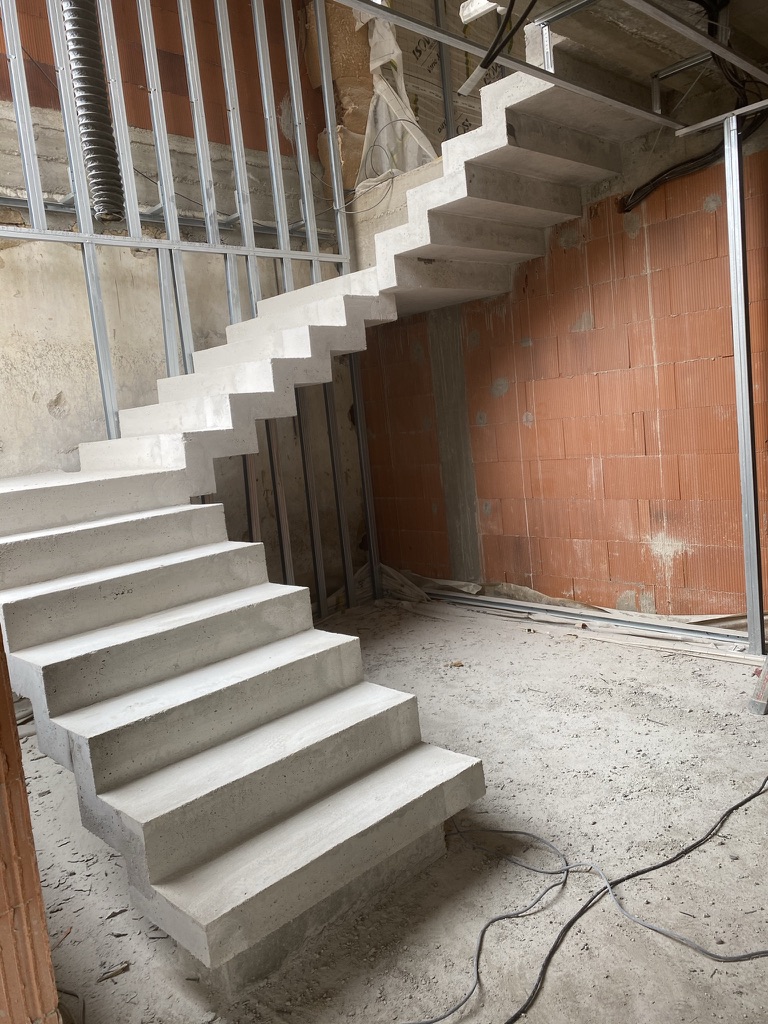 Escalier à crémaillère en béton avec paliers, réalisé en 2 jours, pour un professionnel, aux alentours de Saint-Rémy-de-Provence et Miramas.