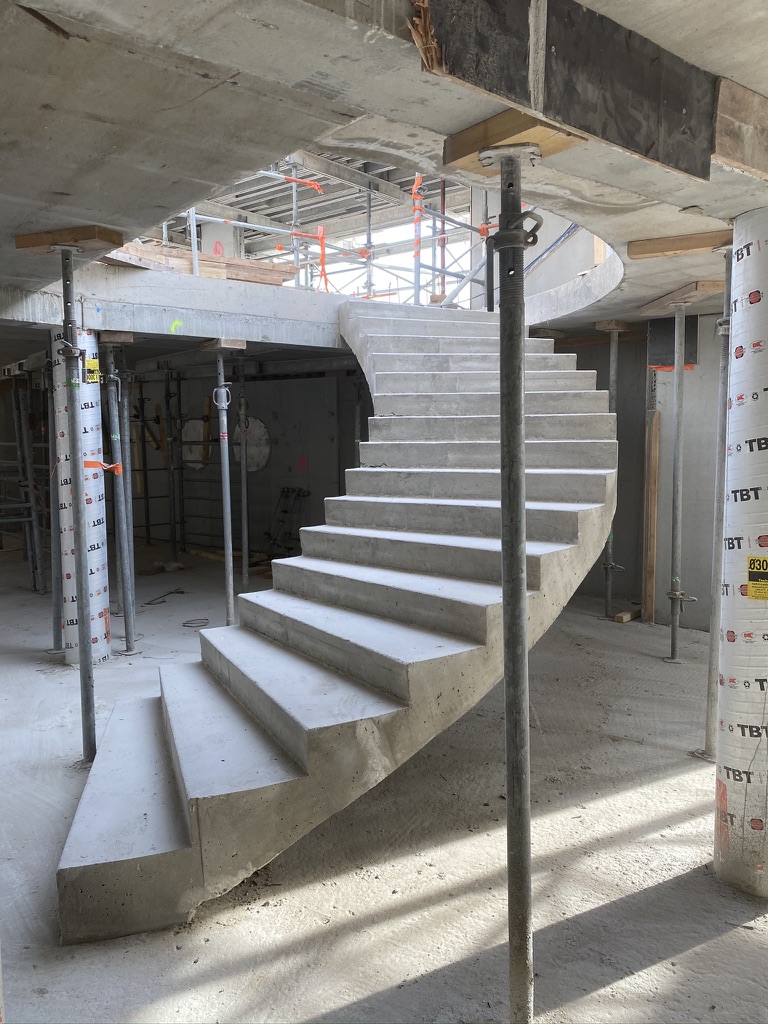 Escalier à paillasse en béton, construit dans un musée. Matériau résistant à la compression, durable et solide dans le temps.