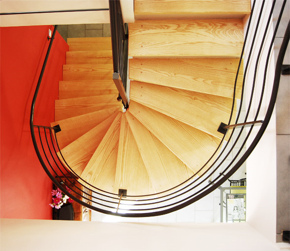 Escalier intérieur en colimaçon, en béton, réalisé à Saint-Martin-en-Haut entre Aveize et Thurins, par nos artisans Scal'in, et marches en bois réalisées et posées par un menuisier spécialiste.