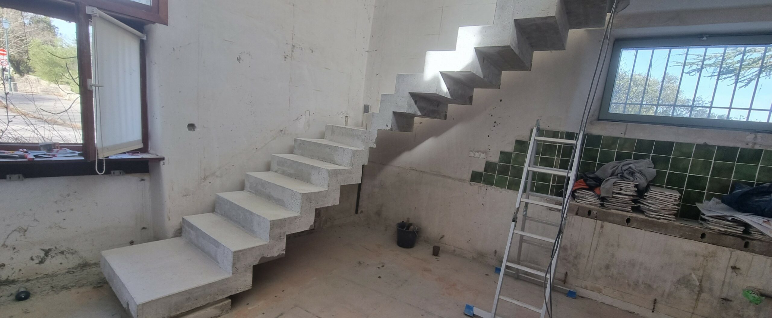 Rénovation d'un escalier à crémaillère en béton venant d'être décoffré, à Pérols entre Saint-Jean-de-Védas et Candillargues, dans le département de l'Hérault. Structure en béton extrêmement résistante.