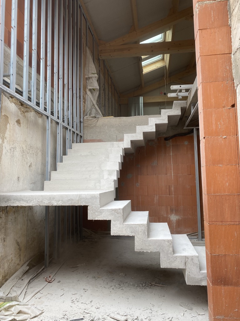 Vue de côté d'un escalier à crémaillère deux quart tournant, dans une habitation en région Provence-Alpes-Côte d'Azur.