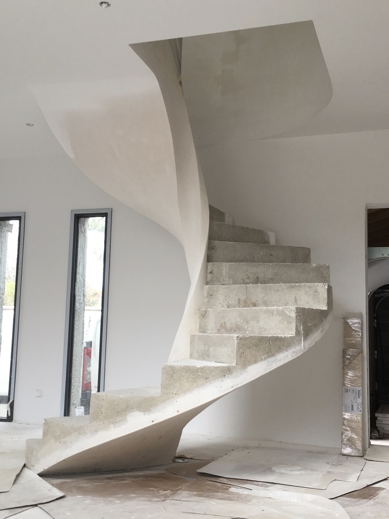 Bel escalier hélicoïdal bâtit en 2 jours, et coulé à la bétonnière, pour un professionnel, dans le département du Vaucluse.