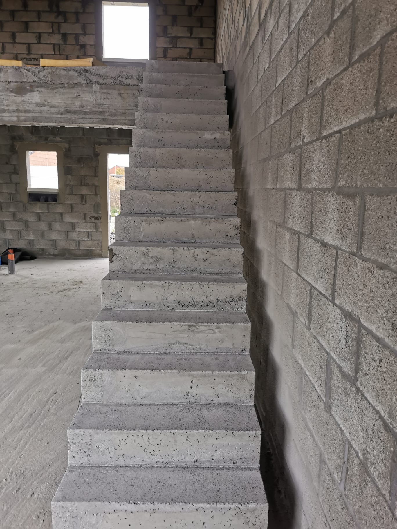 Crémaillère élégante droite le long d'un mur d'une habitation, située à à Merville, près de Hazebrouck et Bailleul.