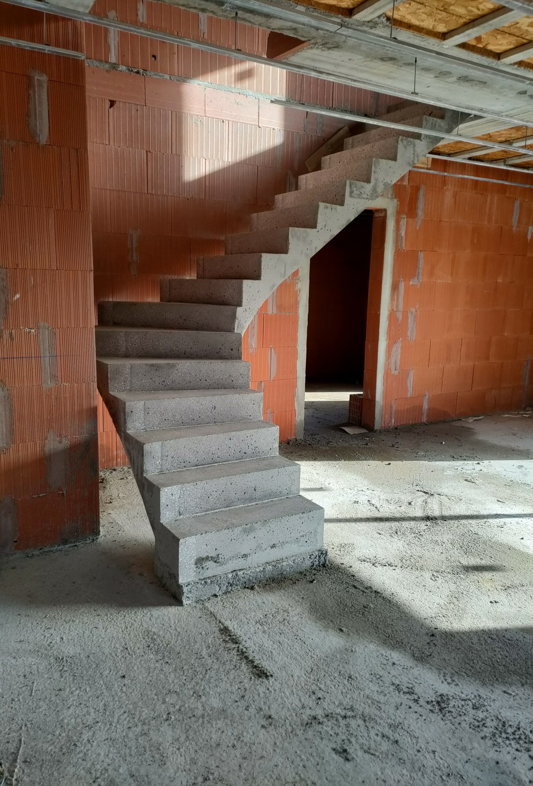 Marches et contremarches contemporaines d'une paillasse, de 3,06 mètres. Escalier en béton situé en région Nouvelle-Aquitaine.