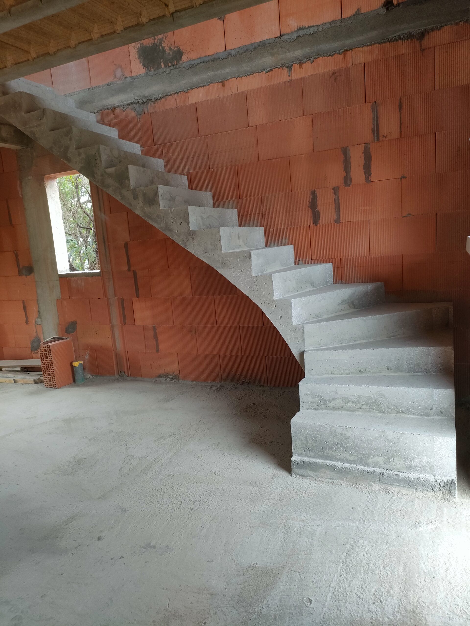 Marches et contremarches en béton brut de décoffrage, dans un pavillon à Bidart près d'Ascain et Bayonne,