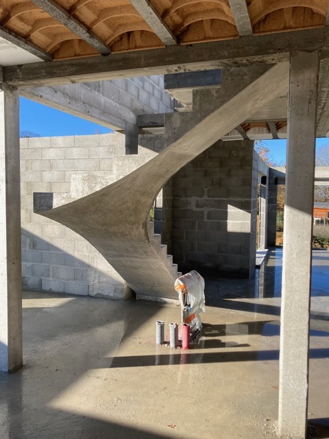 Paillasse mythique en béton. dans un chantier en cours de construction, en région Nouvelle-Aquitaine.