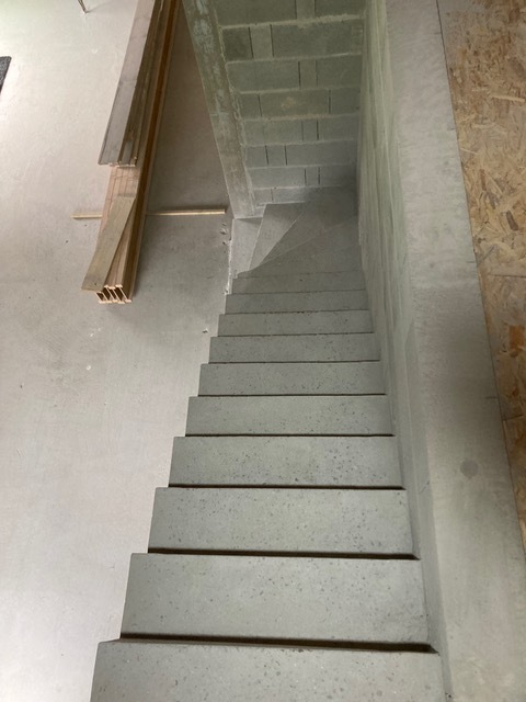 Superbe descente d'un escalier un quart tournant, d'un pavillon à Couzeix entre Chalut et Bellac.