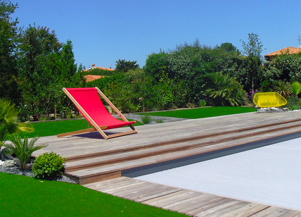 Jardin autour d'une piscine à Biarritz.