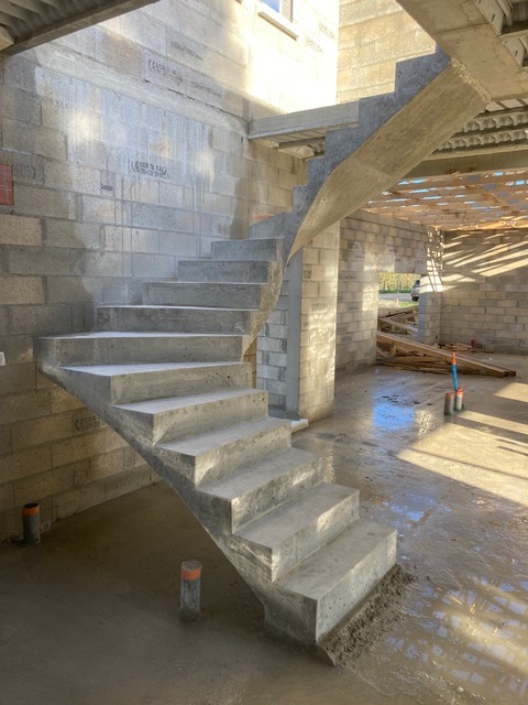 Concoction palpitante d'un escalier à paillasse, avant la pose d'un béton ciré, dans une maison à Périgueux près de Vergt et Douville.