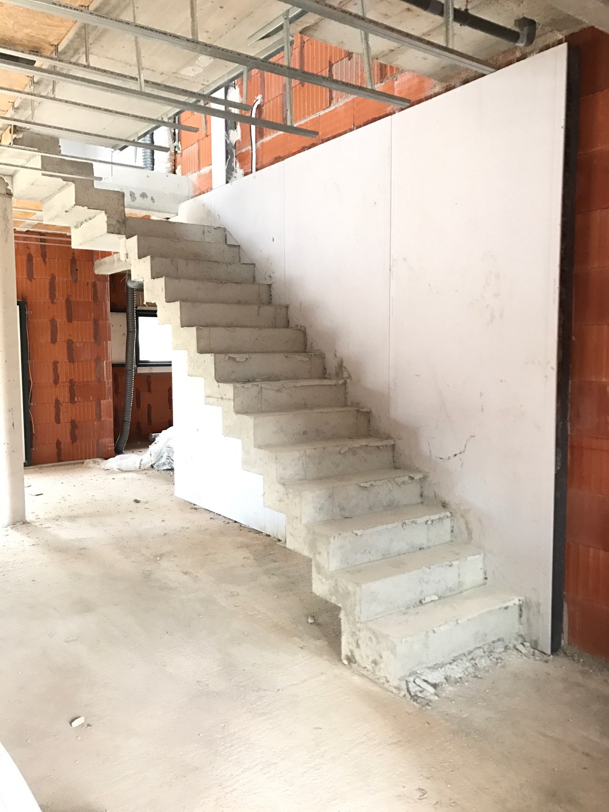 Escalier à crémaillère en beton, coulée en 40 minutes, dans une maison en cours de réalisation à Vailhauquès entre Paulan et Saint-Mathieu-de-Tréviers.