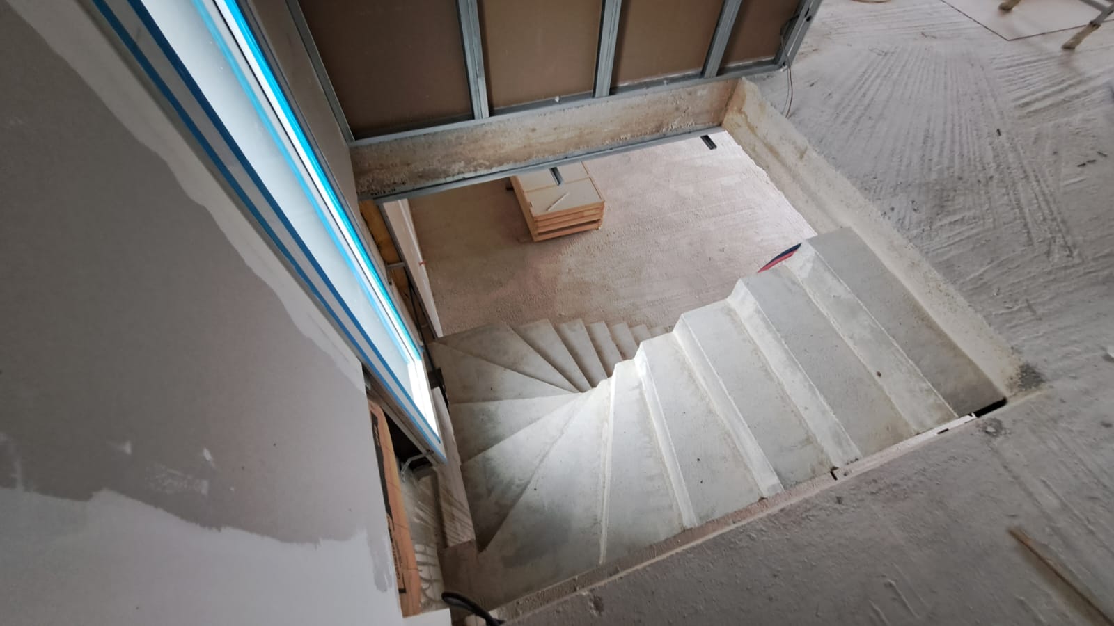Logis disposant d'un escalier tournant en beton construit sur deux étages. et dont le temps de ferraillage a été travaillé en 2h00.