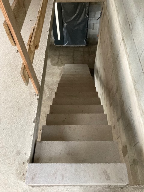 Maison en cours de construction, contenant un escalier à crémaillère droit venant d'être décoffré.