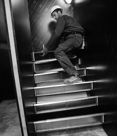 Mise en place d'un coffrage pour la réalisation d'un escalier béton