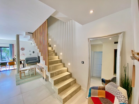 Œuvre architecturale en beton, à l'intérieur d'une maison lumineuse située dans le département de l'Hérault.