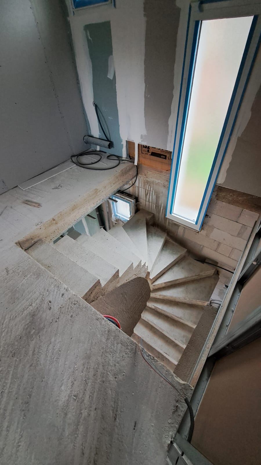 Paillasse courbée en béton brut de décoffrage, dans une habitation en cours de construction, située dans le département de l'Essonne.