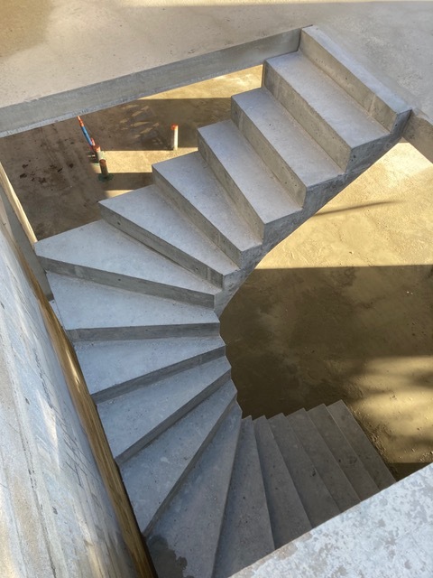 Parfaite élaboration d'une paillasse en béton dans une habitation, en région Nouvelle-Aquitaine.