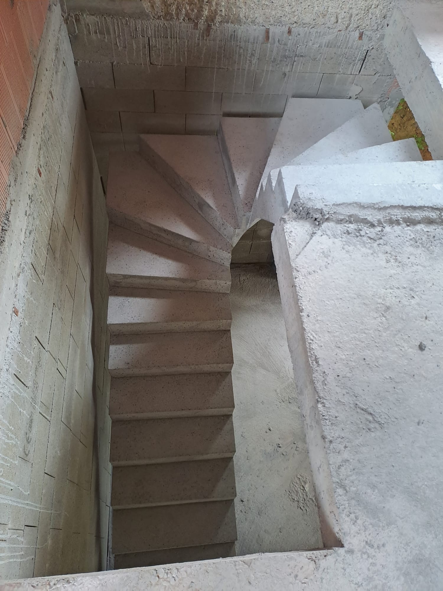 Béton d'un escalier tournant conçu pour un professionnel, dans une maison en construction à Ascain près de Saint-Pée-sur-Nivelle et Ahetze.