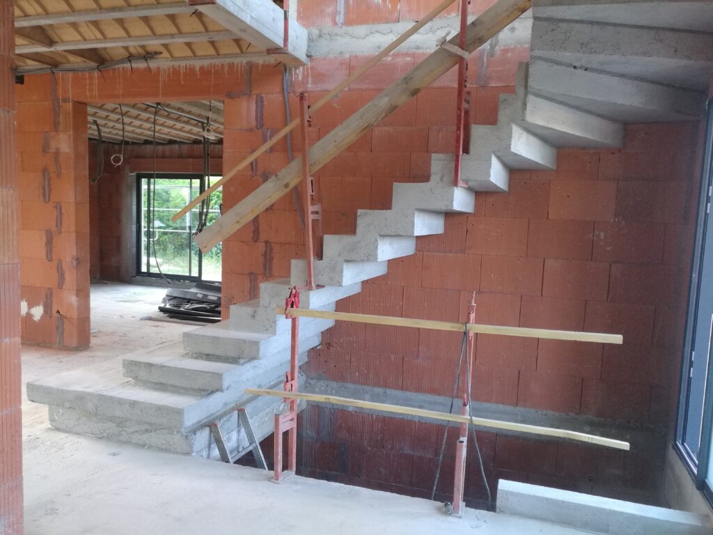 Béton d'un escalier à crémaillère avec des marches royales, situé dans le département de Seine-et-Marne.