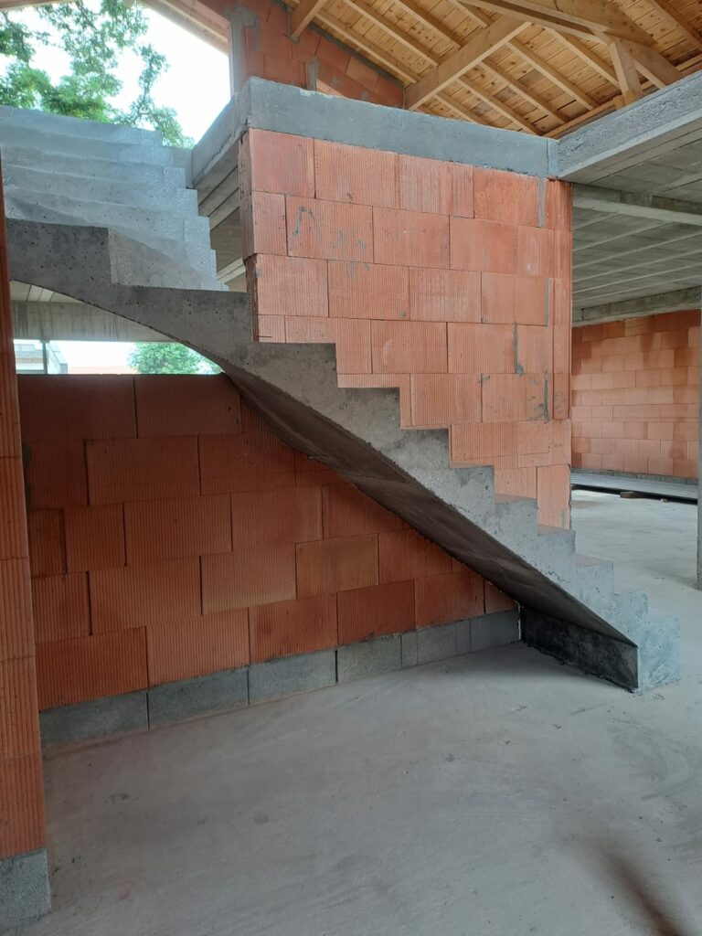 Escalier béton à paillasse réalisé pour un professionnel, en région Nouvelle-Aquitaine.