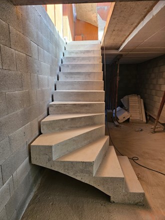 Escalier béton à paillasse composé de 14 contremarches.