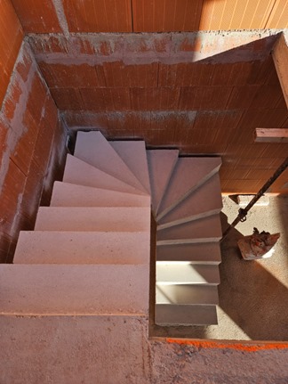Escalier béton comportant 15 contremarches, situé en région Occitanie.