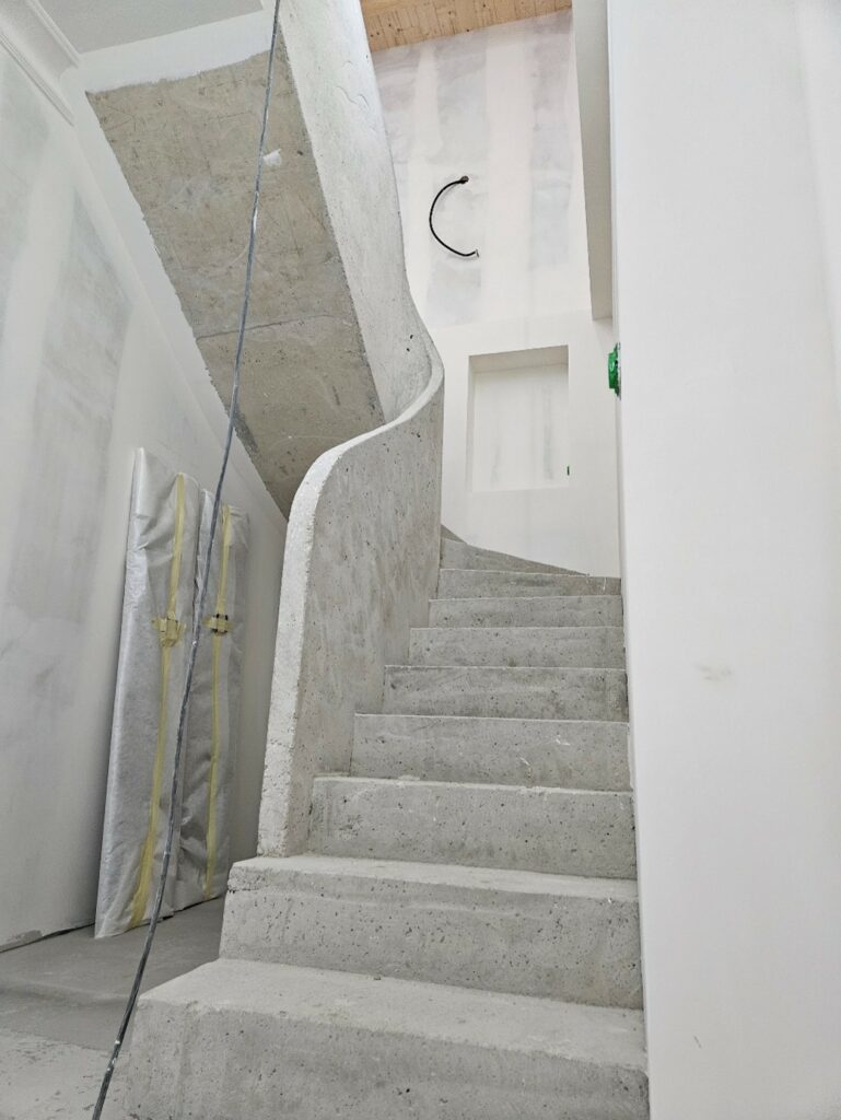 escalier  à paillasse     en béton  à Rennes  par Samuel Riou