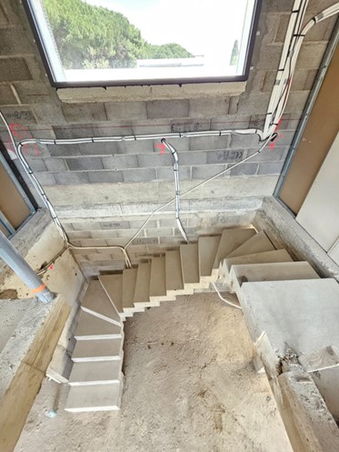 Escalier béton à crémaillère construit dans une maison individuelle à la Grande-Motte.